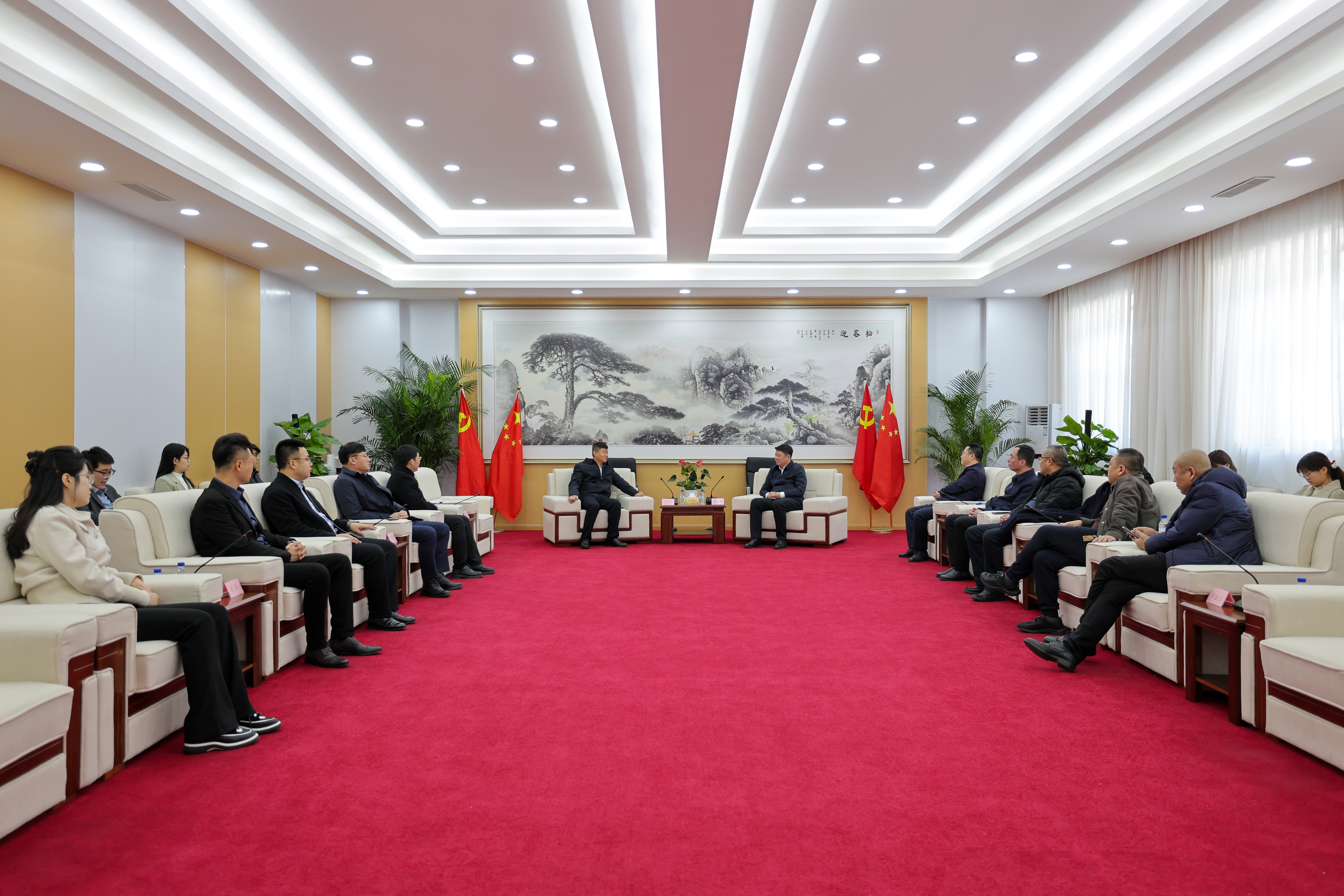 王文亮與依蘭縣委副書記、縣長王彥輝會談，依蘭縣政協主席杜建國，集團總經理蘇德庫參加會談